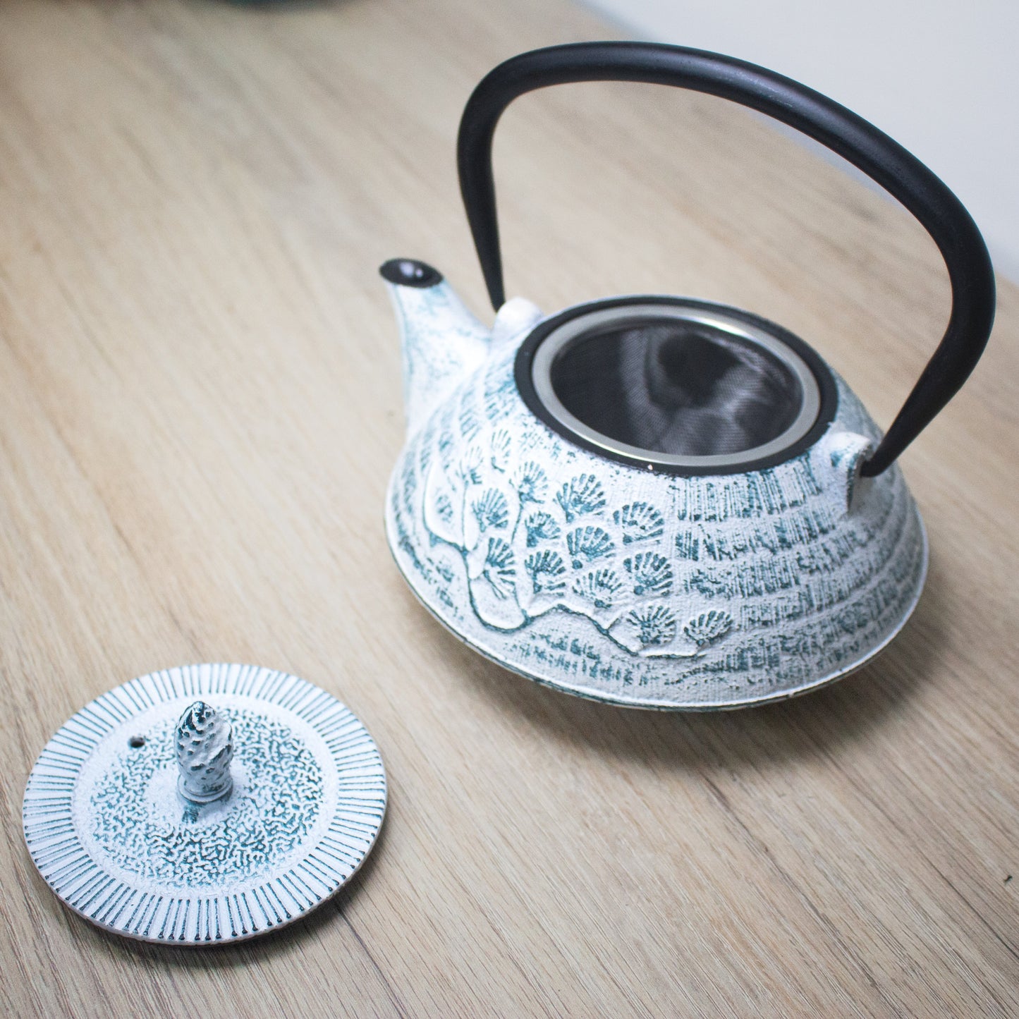 Tetera de Hierro Blanca y Azul 900 ml + 50 gr Té Sencha Kyoto Cereza & Rosa