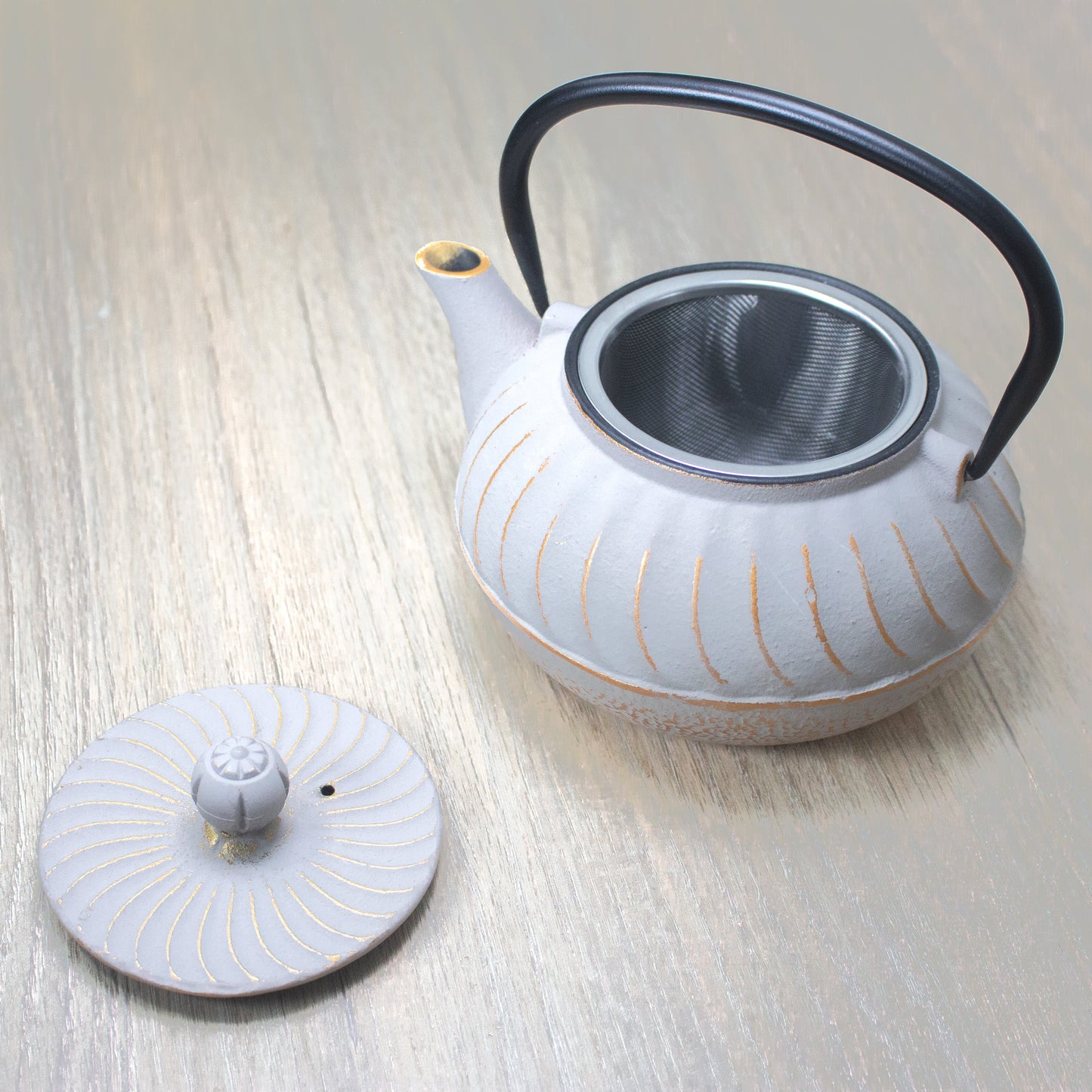 Tetera de Hierro Blanca con Dorado - 700 ml