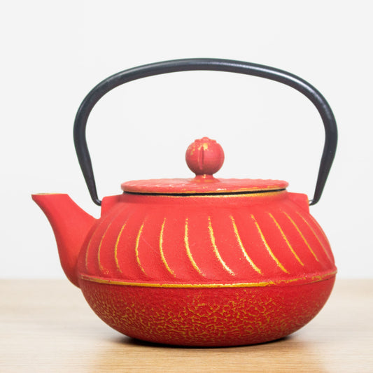 Tetera de Hierro Roja con Dorado 700ml