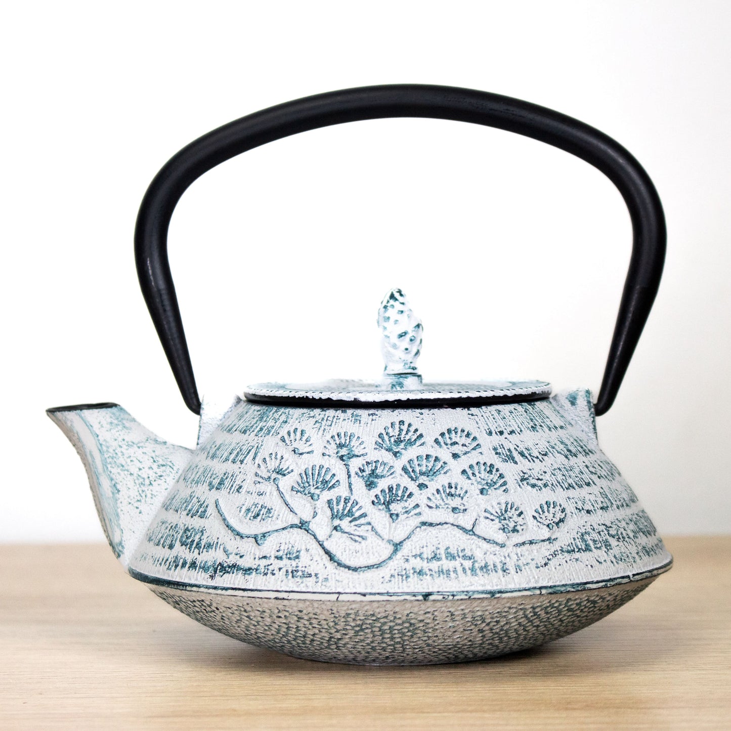 Tetera de Hierro Blanca y Azul 900 ml + 50 gr Té Sencha Kyoto Cereza & Rosa