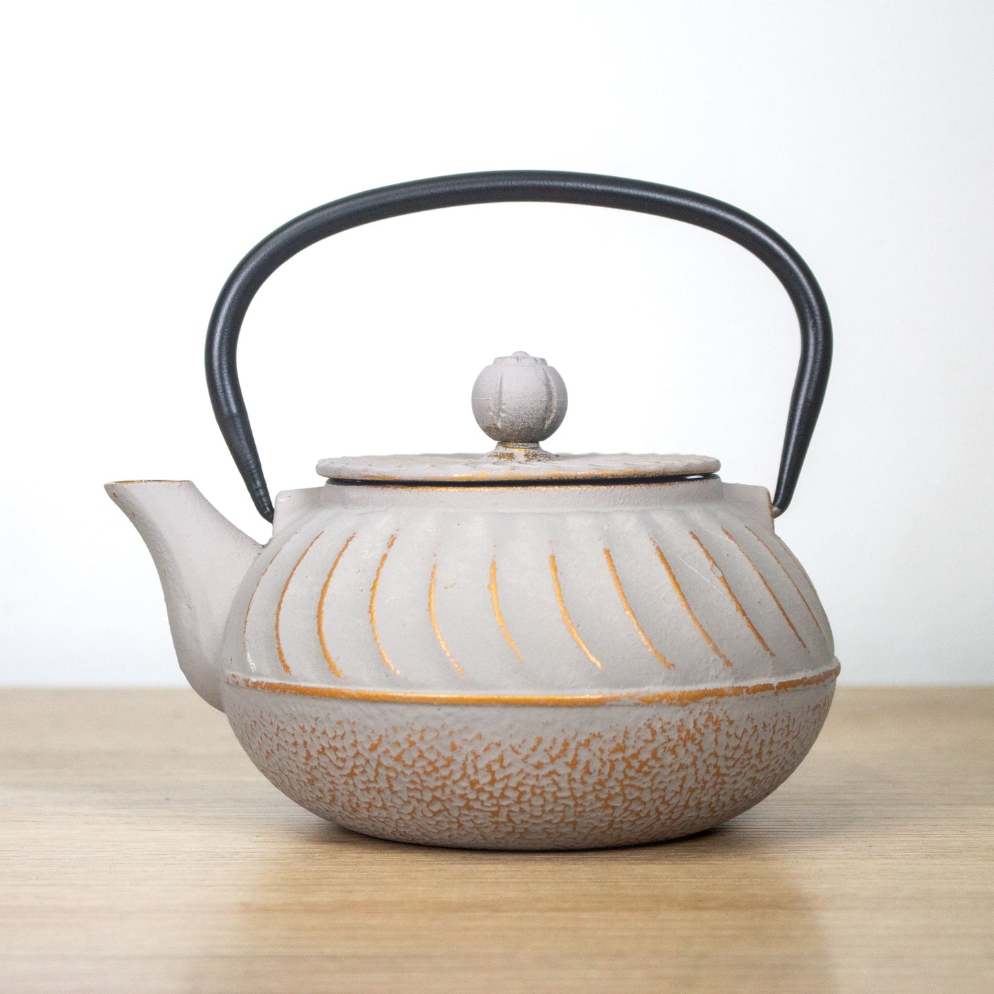 Tetera de Hierro Blanca con Dorado - 700 ml