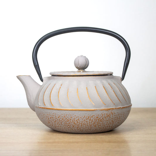 Tetera de Hierro Blanca con Dorado - 700 ml